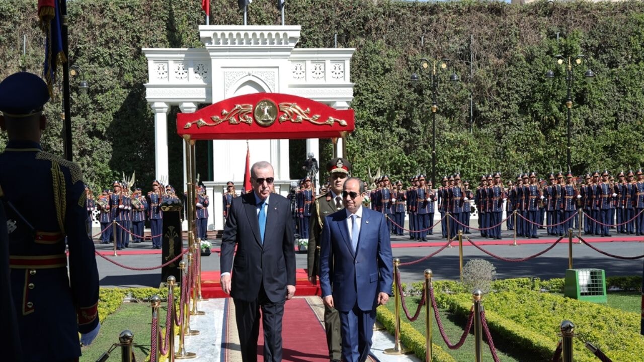 Sisi, Cumhurbaşkanı Erdoğan'ı resmi törenle karşıladı
