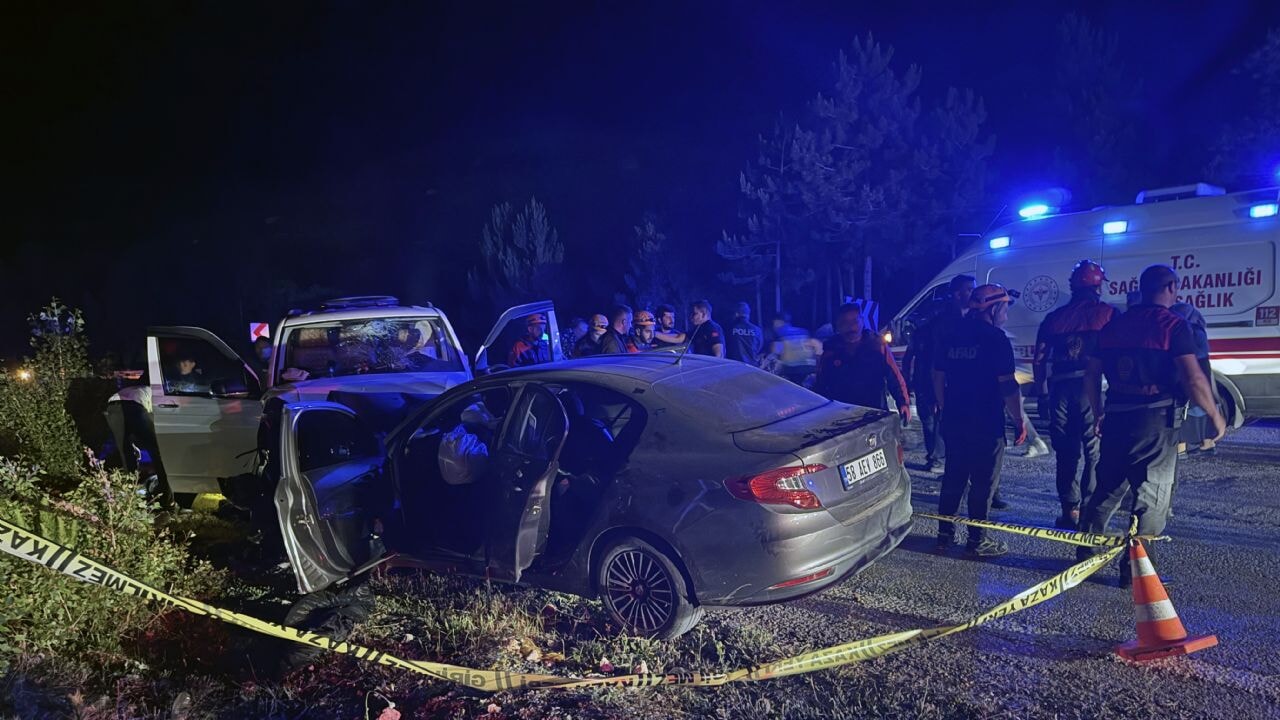 Sivas'ta feci kaza: Otomobil ve panelvan çarpıştı