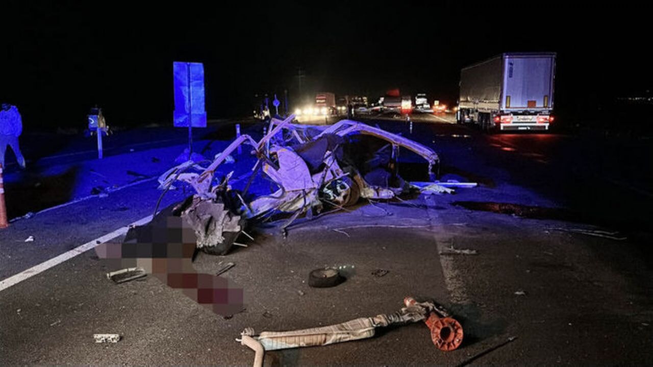 Siverek'te feci kaza! Otomobil ikiye bölündü