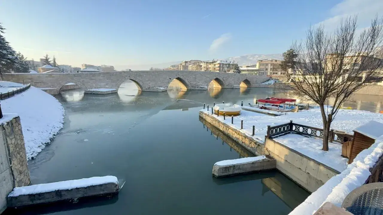 Son yüzyıldır böyle bir şey görülmedi! En soğuk ocak ayı yaşandı, Yeşilırmak'ın yüzeyi dondu