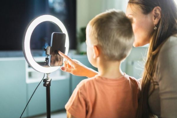 Sosyal medya için yeni yasa! Çocuklarını paylaşan ebeveynlere denetim geliyor