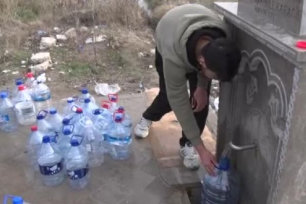 Su kesintisi vatandaşı çileden çıkarttı! Başkentte çeşme kuyruğu uzadı