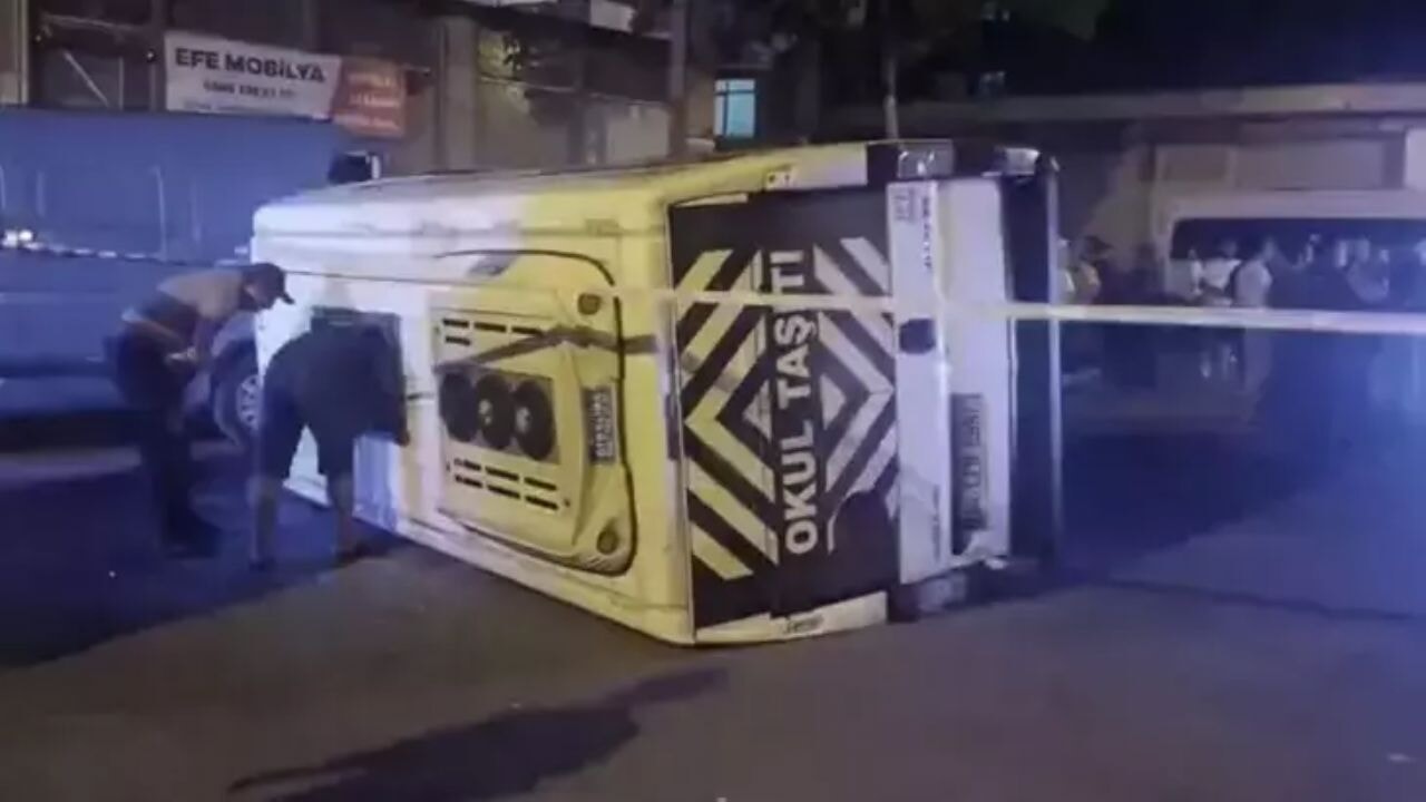 Sultanbeyli'de feci kaza! Otomobil ile servis minibüsü çarpıştı