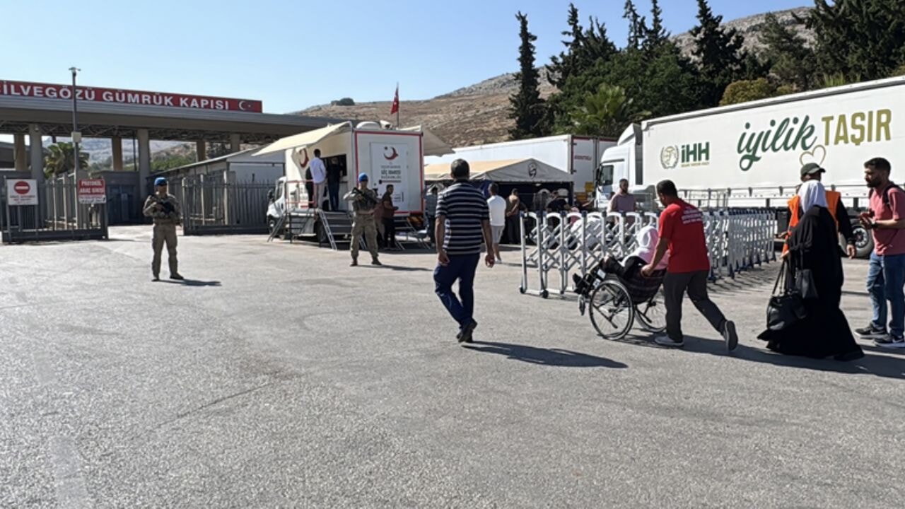 Suriyeliler ülkelerine dönüyor: Cilvegözü'nde yoğunluk arttı