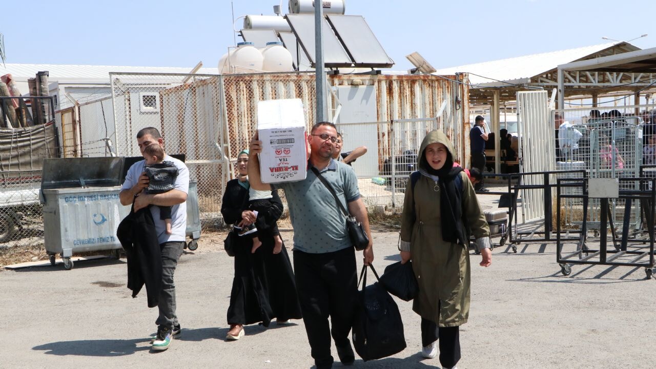 Suriyelilerin gönüllü dönüşü hız kazandı: Bayram sonrası sınırda yoğunluk