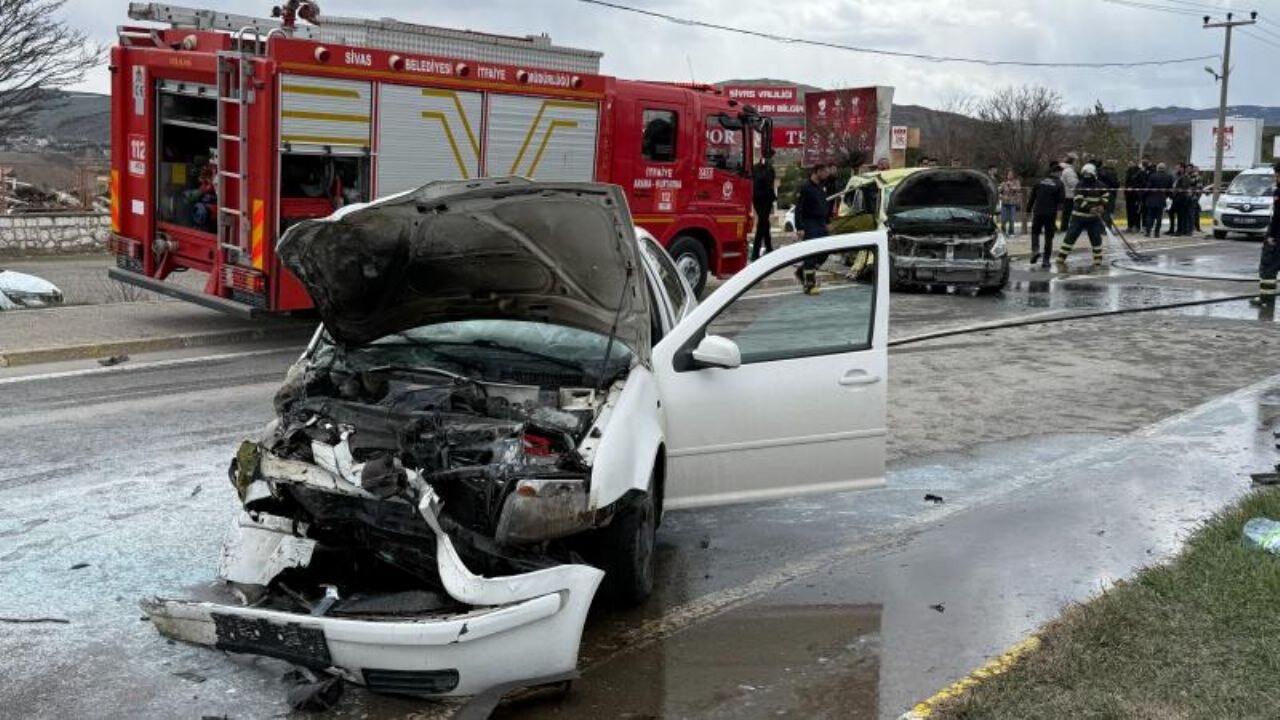Taksi ile otomobil çarpıştı: 4'ü futbolcu 6 kişi yaralandı