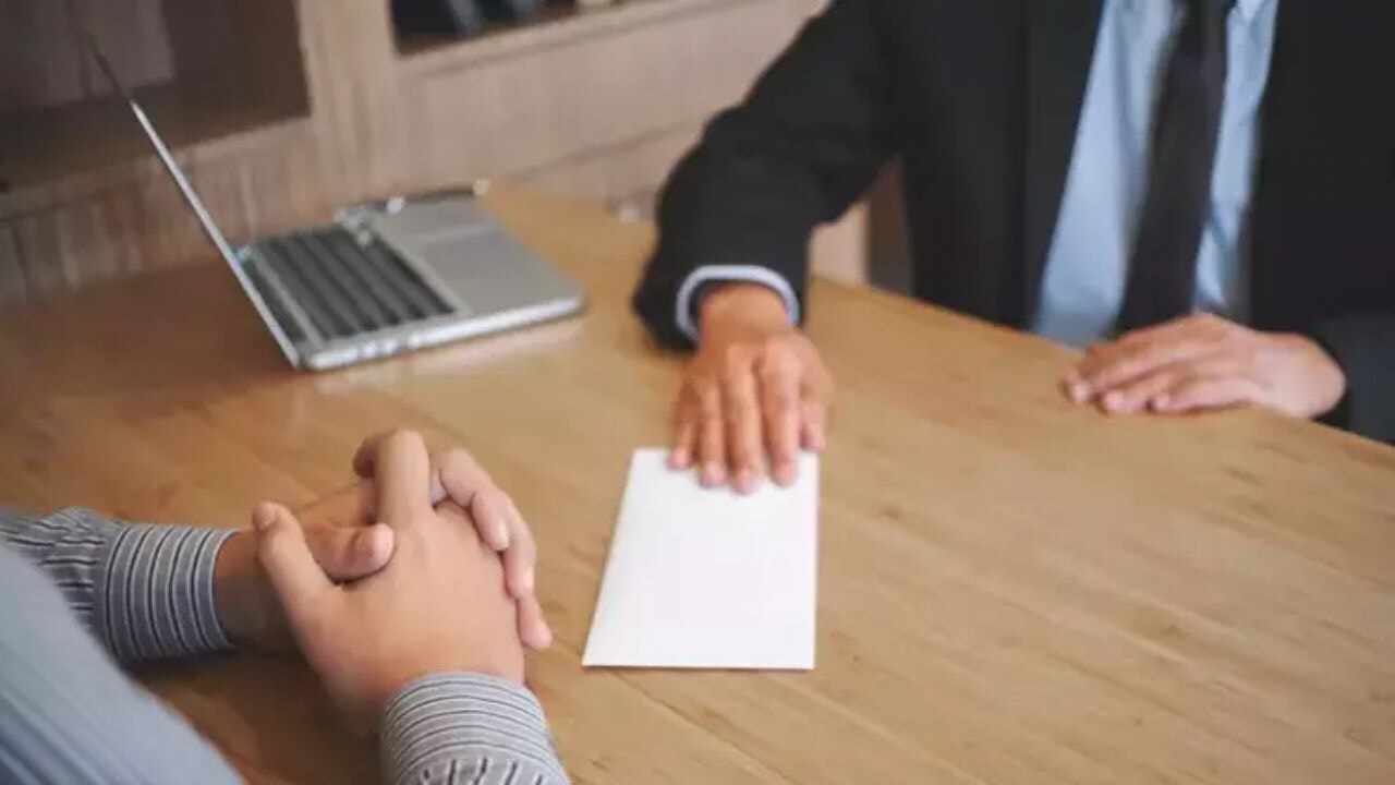 Tazminat ve işe iade hakkı: İş Kanunu'na göre işten çıkarma geçersizdir