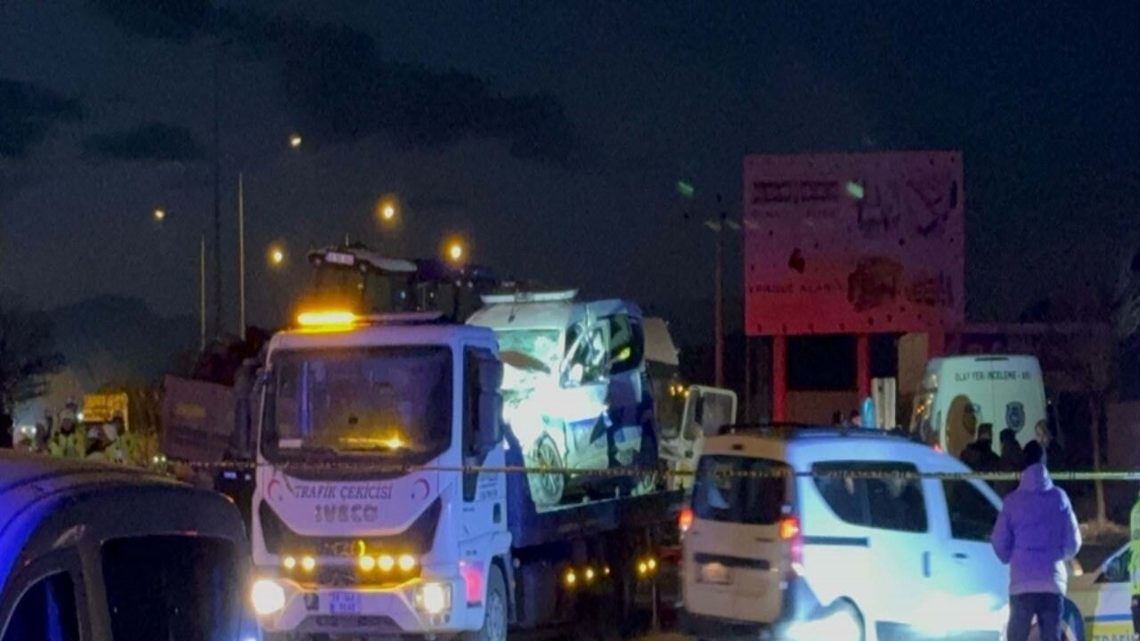 TIR, ekip otosuna arkadan çarptı; 1 polis şehit, 2 polis ağır yaralı
