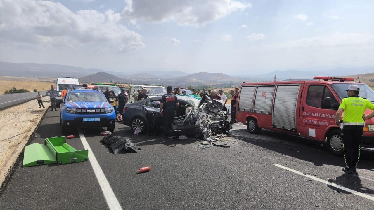 Tokat'ta korkunç kaza! 2 otomobil çarpıştı, çok sayıda  ölü ve yaralı