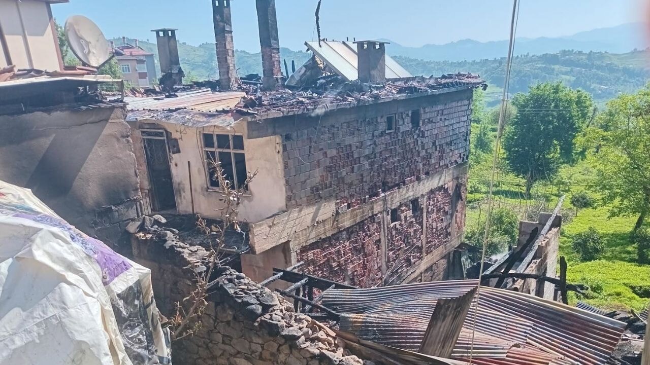 Trabzon'da yangın paniği: İki ev kül oldu