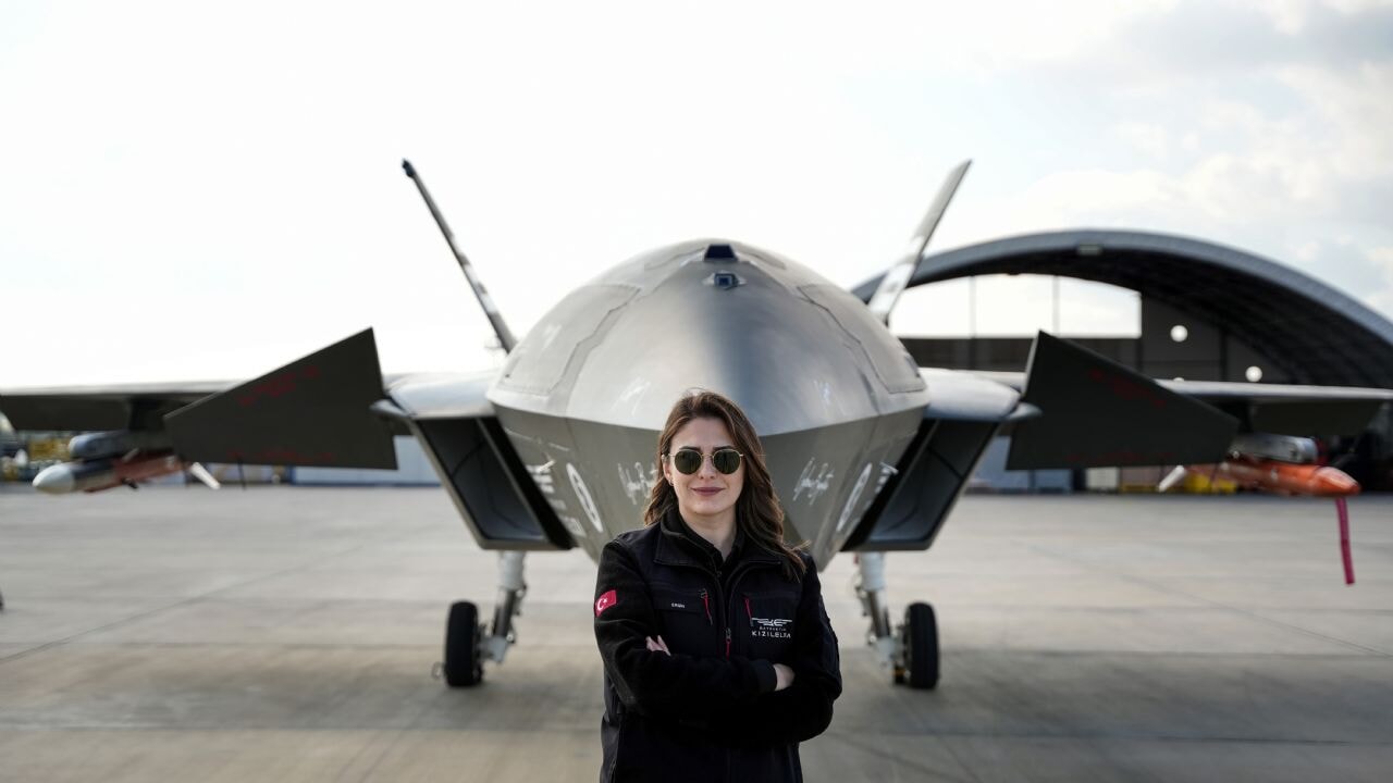 Türkiye'nin ilk Bayraktar KIZILELMA kadın pilotu