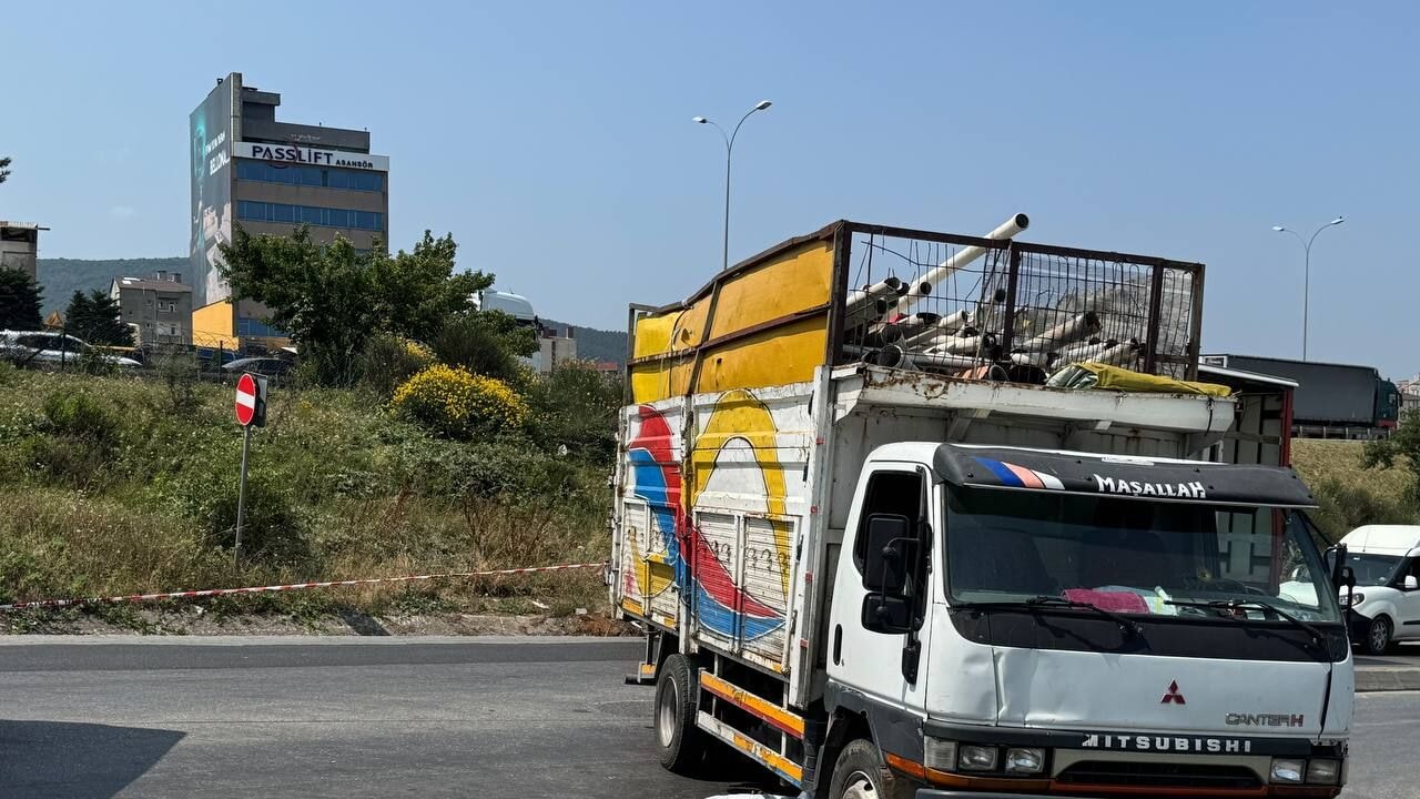 Ümraniye'de feci kaza: Kamyonetle çarpışan motosiklet sürücüsü yaşamını yitirdi