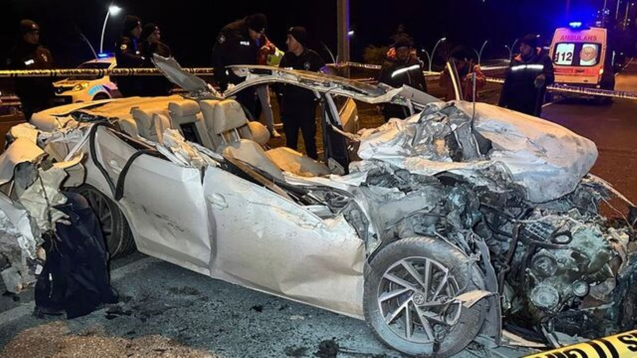 Uşak'ta korkunç kaza: Otomobil demir yığınına döndü