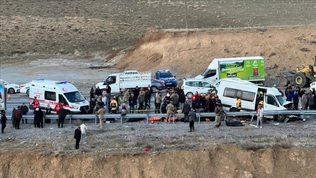 Van'da minibüs ve kamyonet çarpıştı, bilanço ağır