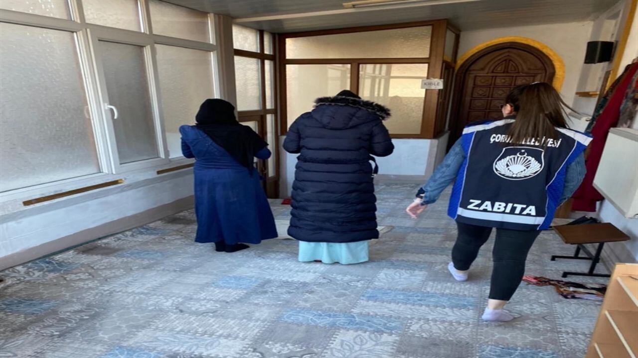 Yakalanmamak için camiye girip, namaza durdular