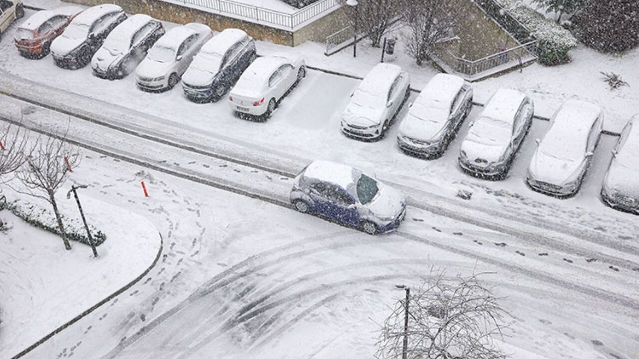 Yoğun kar yağışı İstanbul'u felç etti: 9 İlçede okullar kapandı