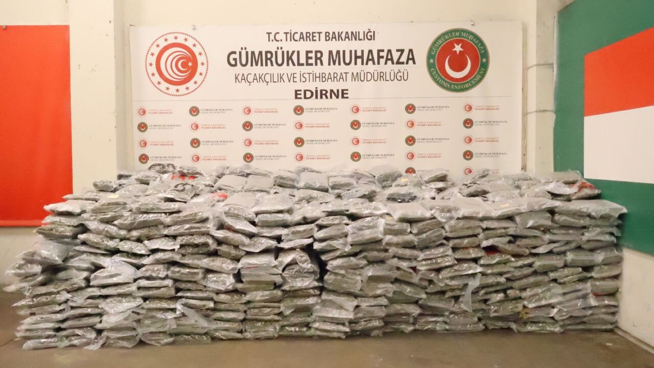 Zehir tacirlerine ağır darbe: 1 ton 413 kilo esrar ele geçirildi