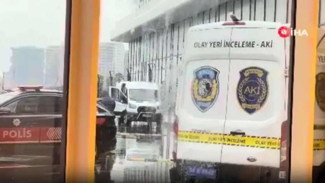 Zeytinburnu'nda siteye bırakılan kargo paketi patladı!