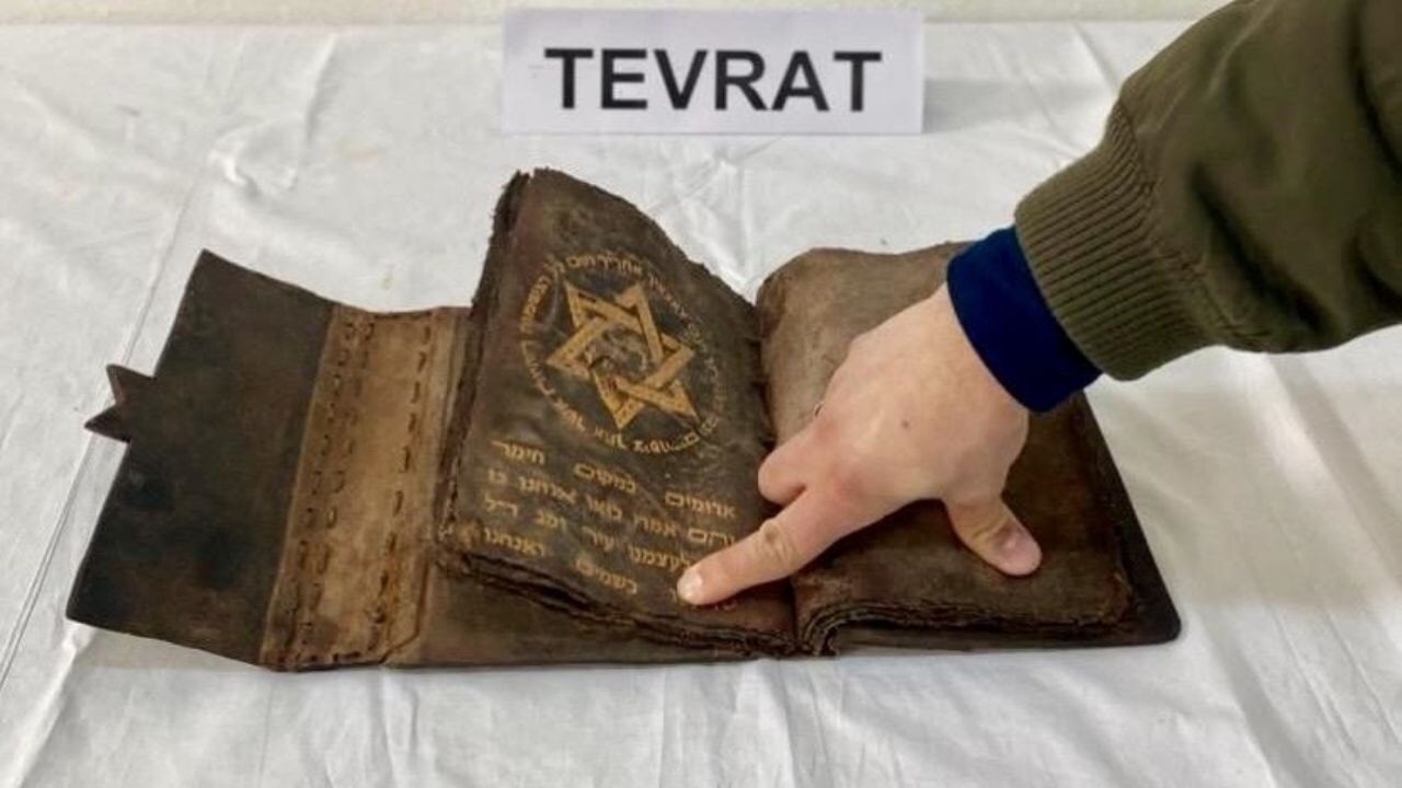 700 yıllık Tevrat ele geçirildi