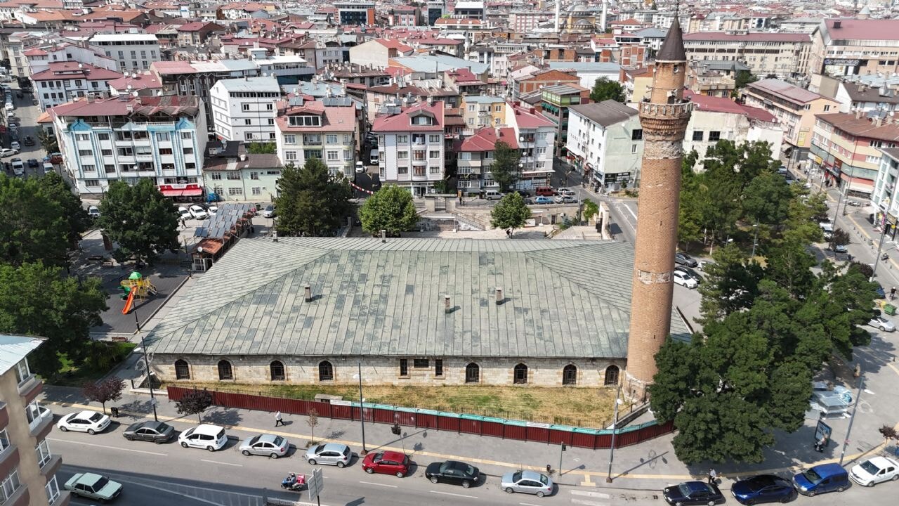 833 yıllık tarihi caminin restorasyonu titizlikle devam ediyor