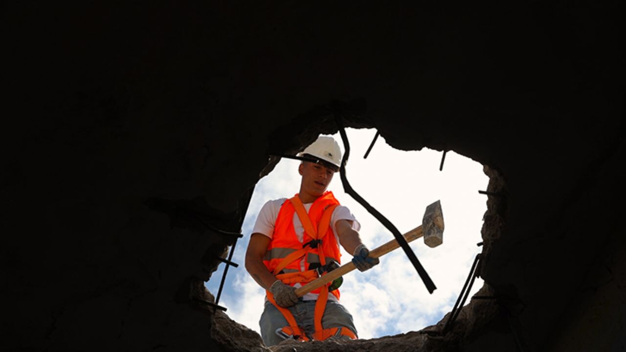 Mardin, betonarme binalardan temizleniyor