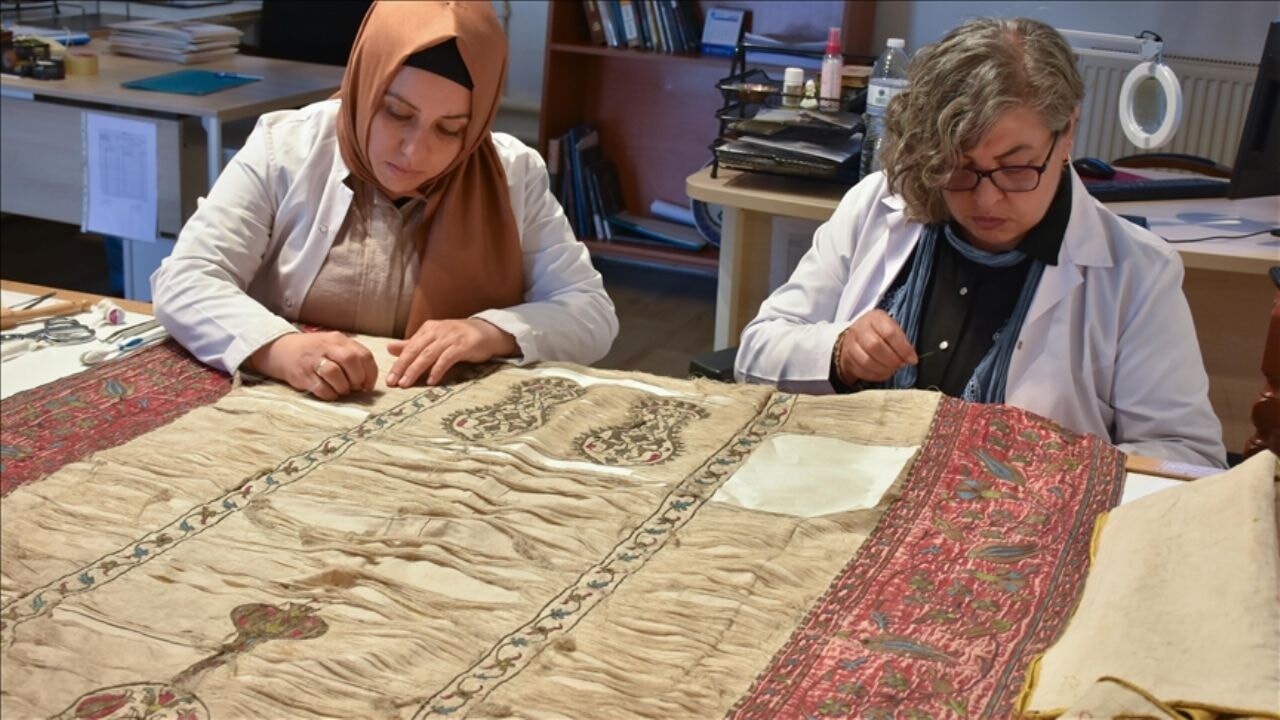 Mevlana'ya ait 19 eser sergileniyor