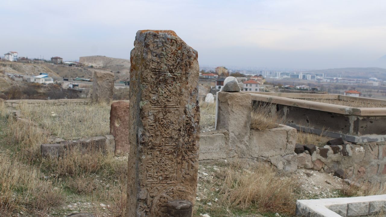 Mezarlıktaki esrarengiz taş