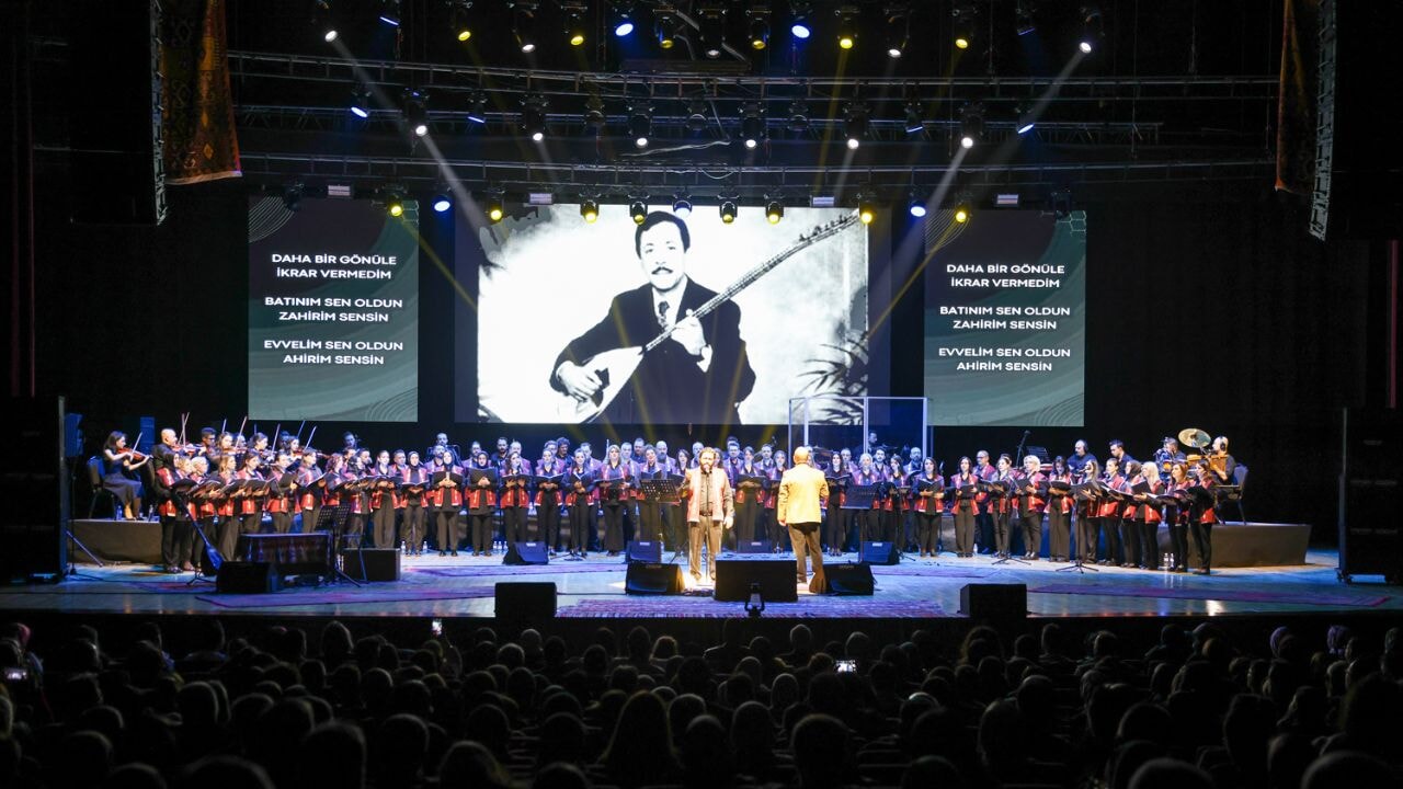 NEŞET ERTAŞ TÜRKÜLERİ SELÇUKLU'DA YANKILANDI