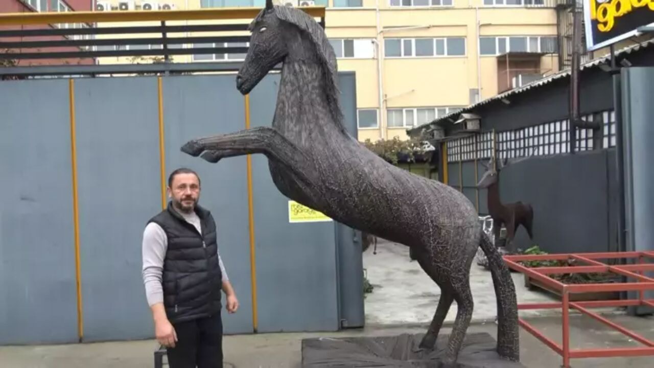 Otomobil hurdasından 1.7 tonluk dinozor! Sanat ve geri dönüşüm buluştu