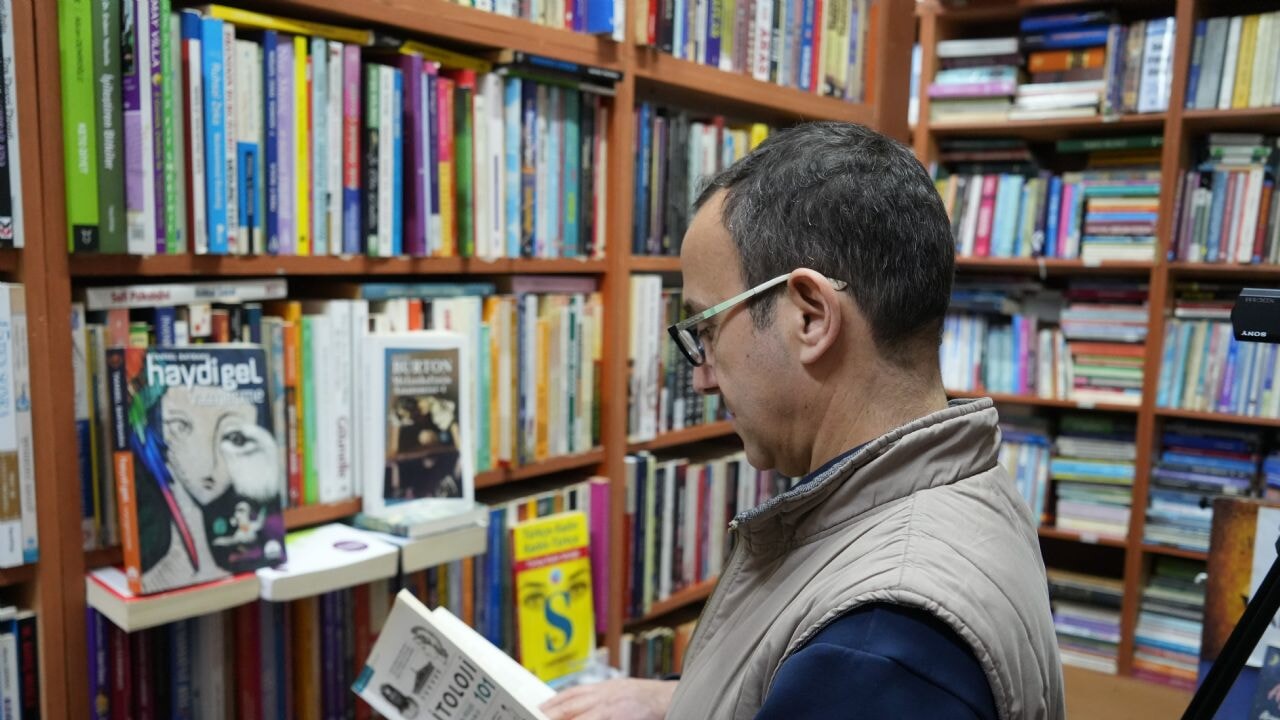 Sahafın 25 yıllık koleksiyonunun en değerli parçasını çaldılar