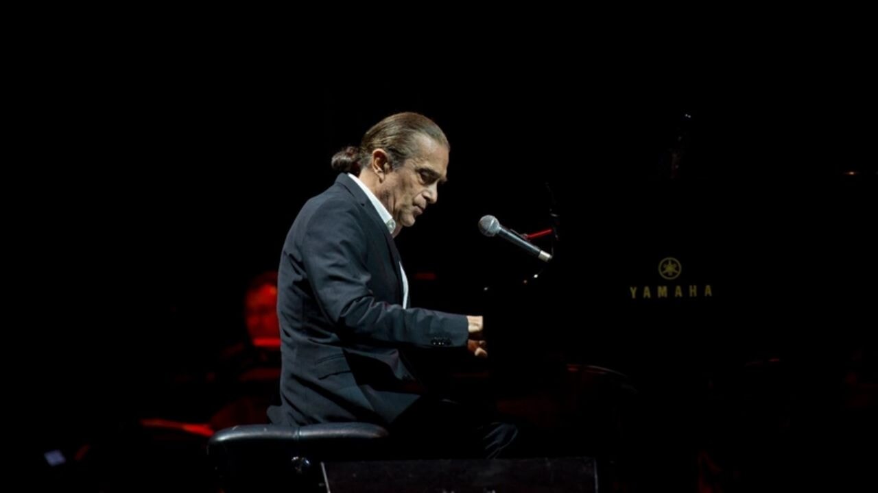 Sanatçı Fahir Atakoğlu'dan 15 Temmuz yorumu