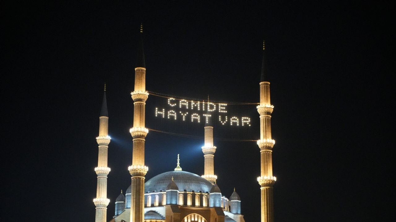 Selimiye Camii'nde mahyalı mesaj: 'Camide Hayat Var'
