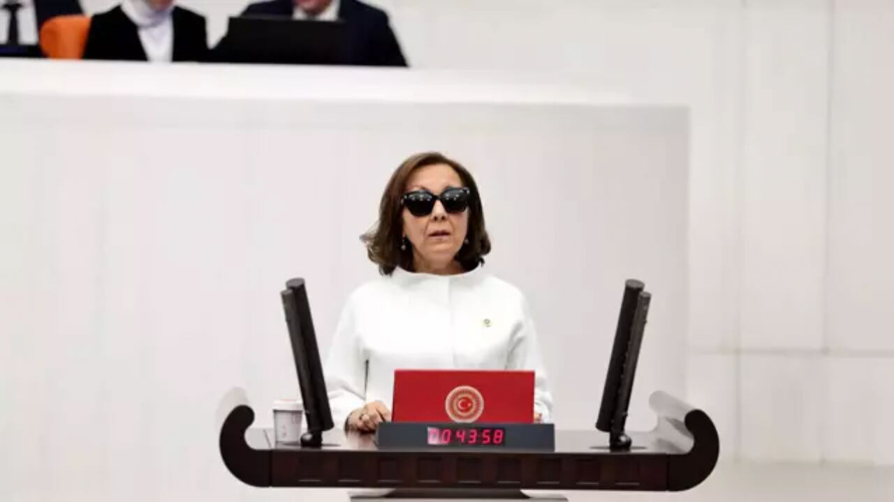 AK Parti'ye katılan Serap Yazıcı'dan Özgür Özel açıklaması