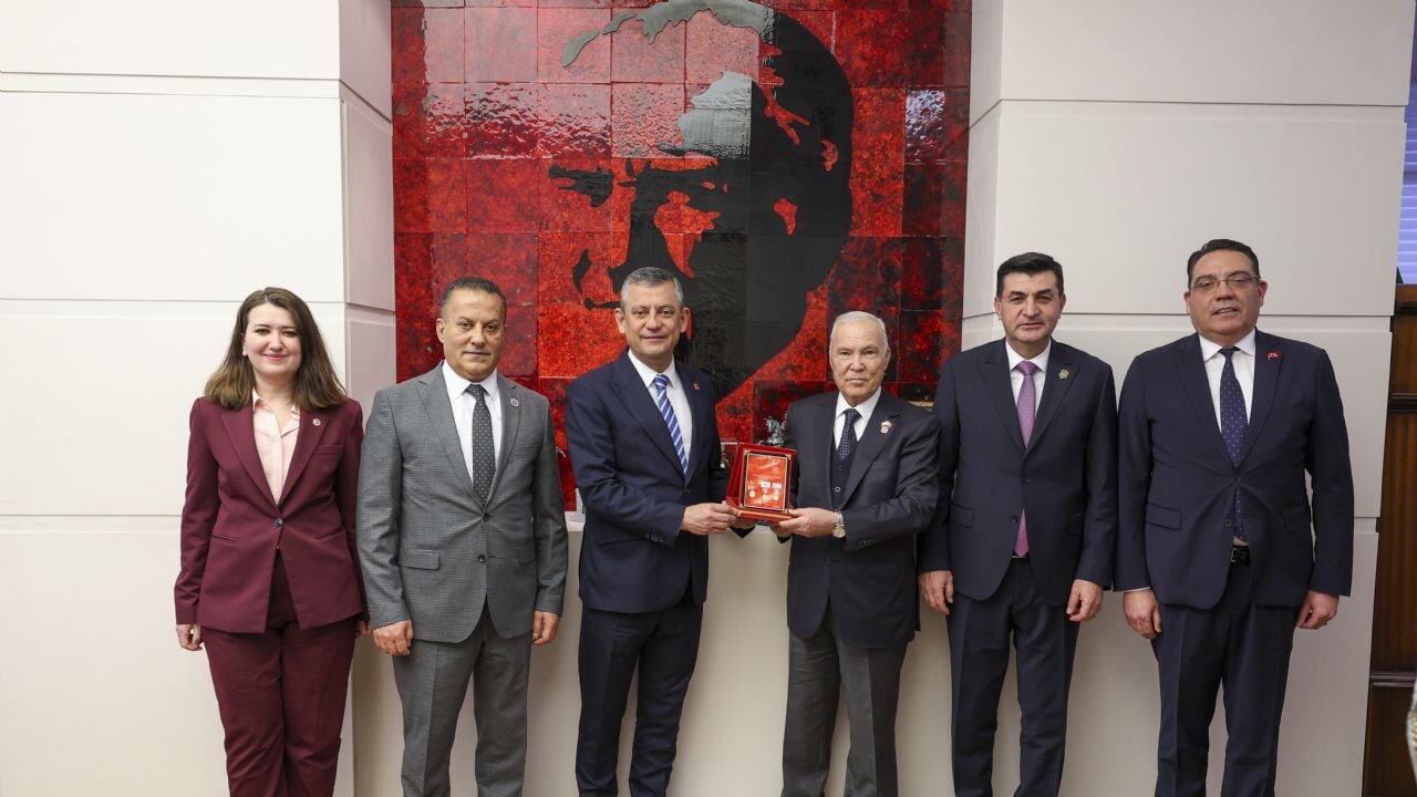 CHP lideri Özel, şehit ve gazi dernek temsilcileriyle görüştü