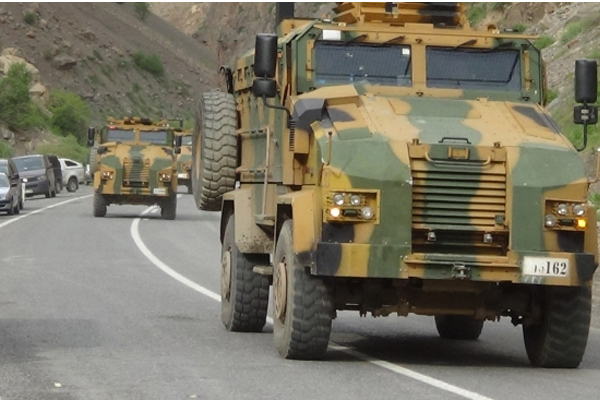 Sınıra askeri sevkıyat sürüyor