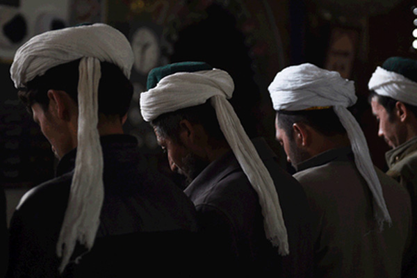 Müslüman esnafı alkol satmaya zorluyorlar