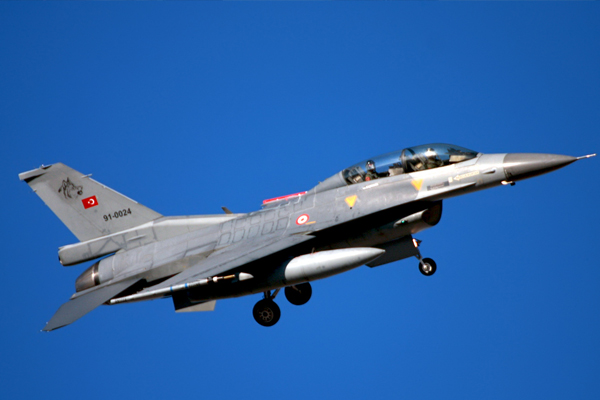 Ege'de Türk jetine taciz