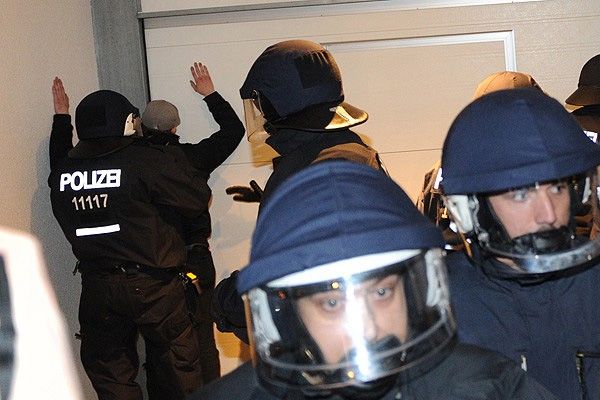 250 polisle aşırı sağcı operasyonu