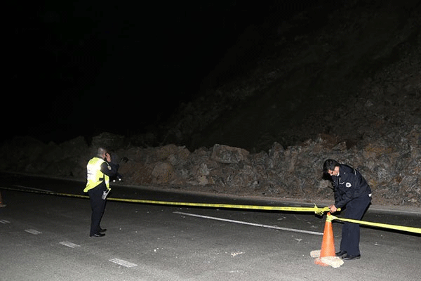 Heyelan yolu kapattı