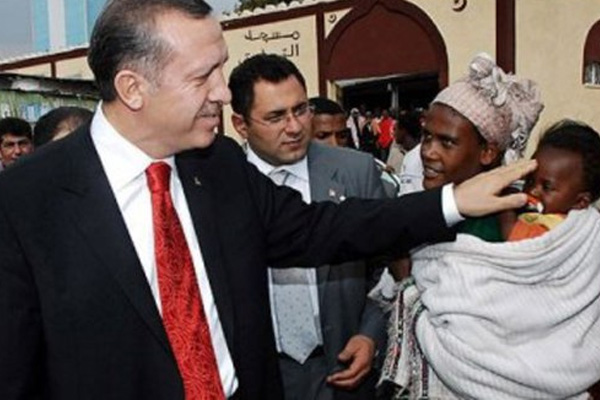 Bu T-shirtleri Afrika'da dağıttılar!