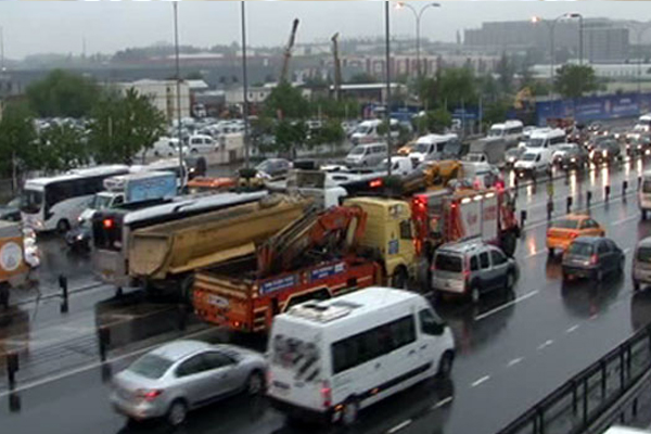 Kontrolünü kaybeden TIR metrobüs yoluna girdi