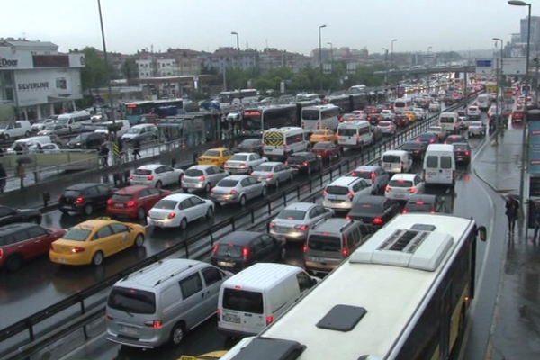 İstanbul’da yağmur trafiği felç etti