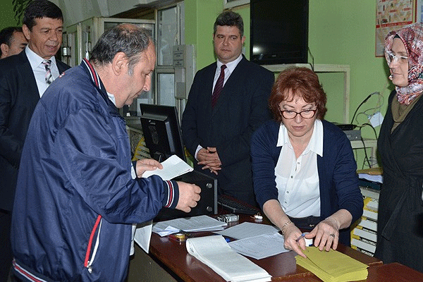 Gümrük kapılarında oy kullanma işlemi başladı