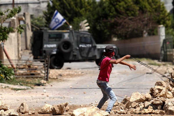 İsrail askerleri Filistinli genci kafasından vurdu
