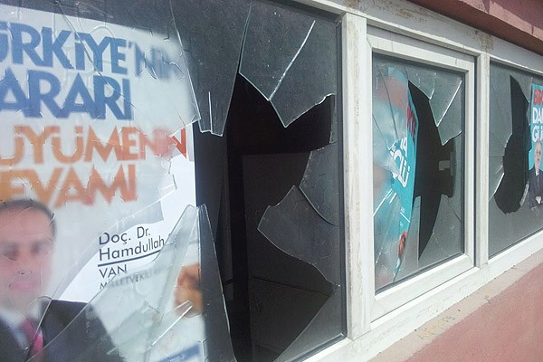 AK Parti bürosuna taşlı saldırı