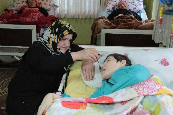 4 engelli çocuğuna tek başına bakıyor