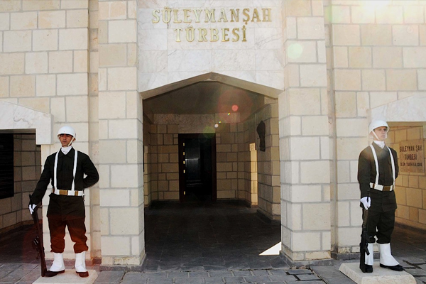 Davutoğlu Süleyman Şah Türbesi'ni ziyaret etti