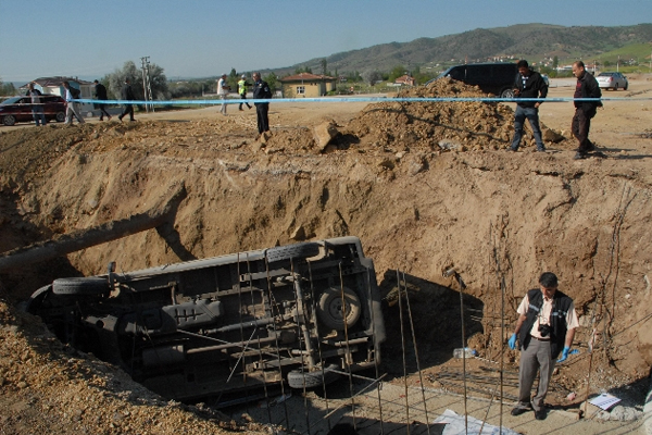 Öğrenci servisi su kanalına düştü: 1 ölü