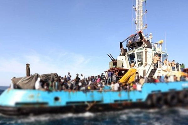 Müslümanları taşıyan tekneler kıyıya vurdu