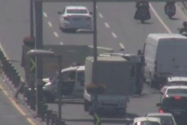 E-5'te kamyon devrildi